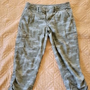 Cropped camo cargos